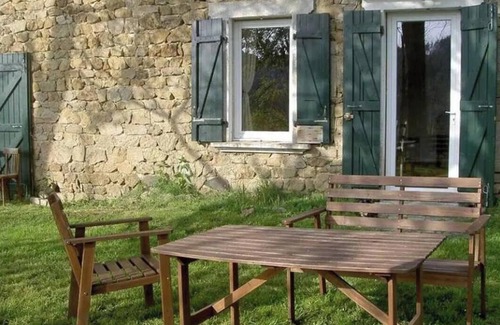 Vielprat House | Holiday Home 'Gites Des Gorges De La Loire' with Private Garden and Wi-Fi