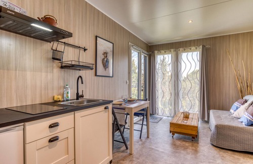 Generac House | Holiday Home 'Greenkub' with Shared Pool, Wi-Fi and Air Conditioning