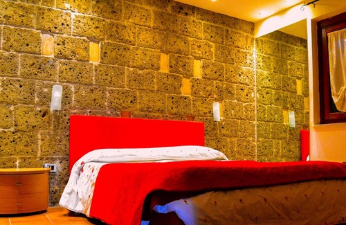 Sessa Aurunca House | Holiday Home 'Hill House La Roccia' with Sea View, Shared Pool & Shared Garden