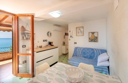 San Mauro Cilento House | Holiday Home 'La Casa Sulla Scogliera Piccola' with Sea View, Private Terrace and Air Conditioning