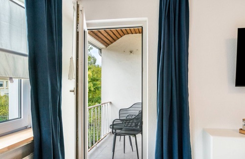 Neuengroden House | Holiday Home 'Kuh' with Private Terrace, Balcony and Wi-Fi