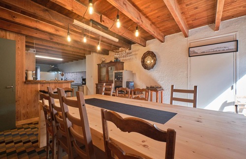 Besse House | Holiday Home 'L'auberge Du Bati' with Mountain View, Balcony and Wi-Fi