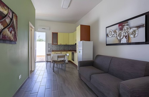 Mazara del Vallo Apartment | Holiday Home 'La Perla Di Mare - Giada' with Shared Pool, Wi-Fi and Air Conditioning