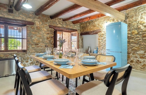 Castellet i la Gornal House | Holiday Home 'La Casa Gran Clariana' with Mountain View, Wi-Fi and Air Conditioning