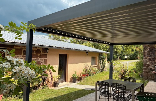 Villecomtal House | Holiday Home 'La Charrue' with Mountain View, Shared Pool and Wi-Fi