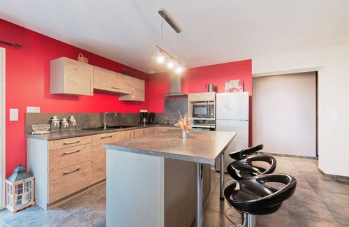 Reminiac House | Holiday Home 'La Clémençaie' with Private Terrace, Private Garden and Wi-Fi