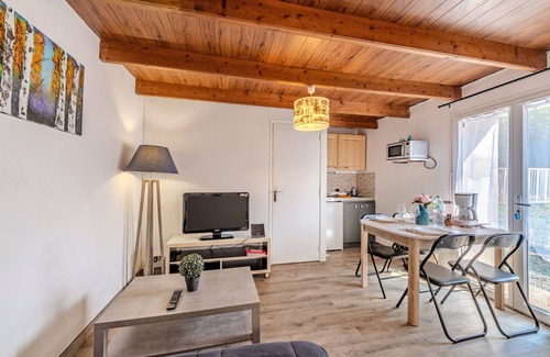 Poullaouen House | Holiday Home 'La Gitounette Proche Monts D'arrée' with Private Garden and Wi-Fi
