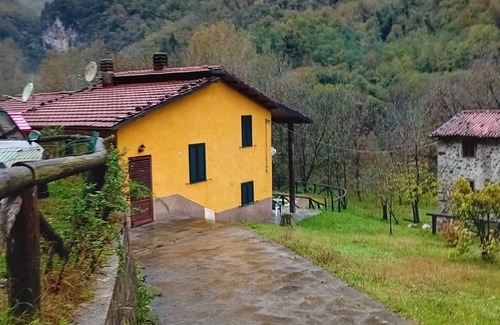 Gallicano House | Holiday Home "La Grotta" with Mountain View, Shared Pool & Wi-Fi