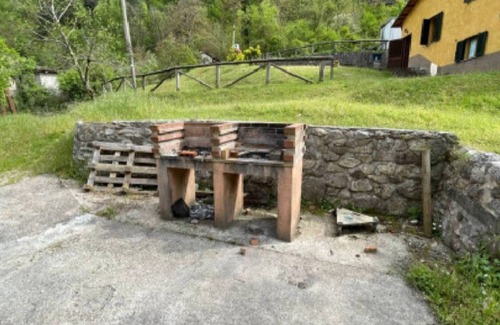 Gallicano House | Holiday Home "La Grotta" with Mountain View, Shared Pool & Wi-Fi