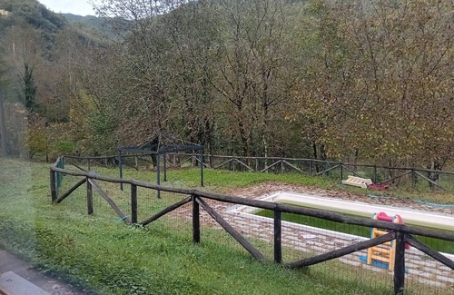 Gallicano House | Holiday Home "La Grotta" with Mountain View, Shared Pool & Wi-Fi