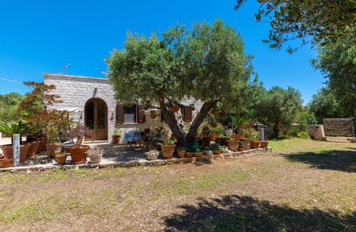 Cisternino House | Holiday Home 'La Lamia 21' with Private Garden, Wi-Fi and Air Conditioning