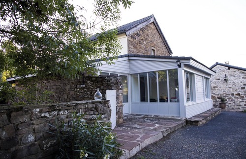 Martin House | Holiday Home 'La Maison Léopoldine' with Shared Pool, Shared Garden and Wi-Fi