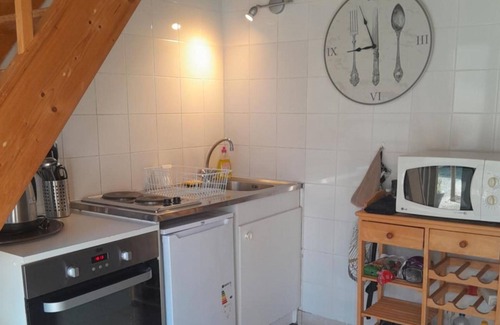 Fye House | Holiday Home 'La Maisonnette Du Meslay' with Private Terrace, Shared Garden and Wi-Fi