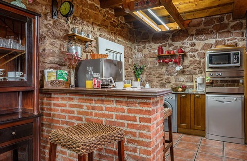 Camoca House | Holiday Home 'La Pumarada' with Private Garden and Wi-Fi
