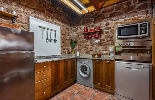 Camoca House | Holiday Home 'La Pumarada' with Private Garden and Wi-Fi