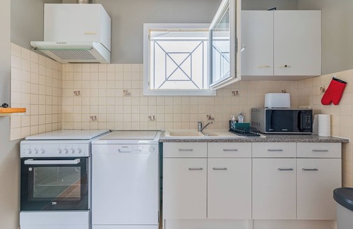 Valeyrac House | Holiday Home 'Le Pin Franc' with Private Terrace, Private Garden and Wi-Fi