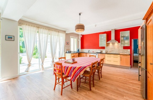Bollene House | Holiday Home 'Le Secret D'hestia' with Shared Pool, Wi-Fi and Air Conditioning