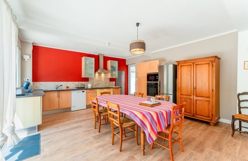 Bollene House | Holiday Home 'Le Secret D'hestia' with Shared Pool, Wi-Fi and Air Conditioning