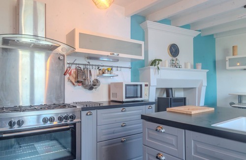 Archiac House | Holiday Home 'Les Hirondelles Archiac' with Private Terrace, Private Garden and Wi-Fi