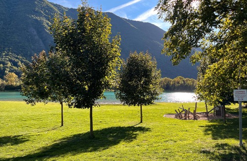 Valbonnais House | Holiday Home 'Les Rives Du Lac Valbonnais' with Lake View, Private Garden and Wi-Fi