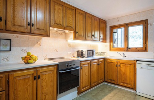 Beguda House | Holiday Home 'Lledoner' with Mountain View, Shared Pool and Wi-Fi