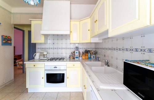 Faucon House | Holiday Home 'Maison Avec Vue Sur Le Ventoux' with Mountain View, Terrace and Wi-Fi