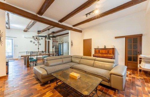 Avignon House | Holiday Home 'Maison En Campagne' with Shared Pool, Wi-Fi and Air Conditioning