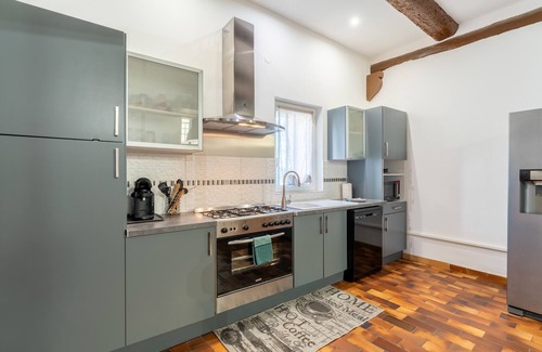 Avignon House | Holiday Home 'Maison En Campagne' with Shared Pool, Wi-Fi and Air Conditioning