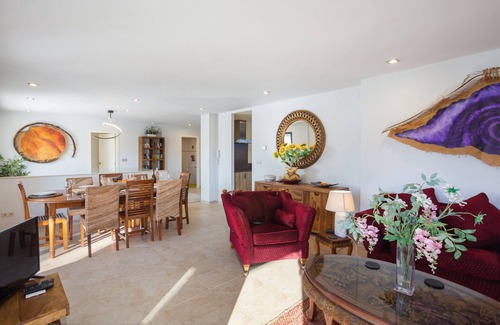 La Drova House | Holiday Home 'Mountain View Villa' with Mountain View, Wi-Fi and Air Conditioning