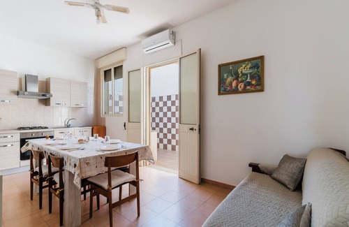 Torre Lapillo House | Holiday Home 'Nina' with Private Garden and Air Conditioning