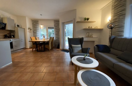 Geeste House | Holiday Home Nordlicht with Terrace, Garden and Wi-Fi