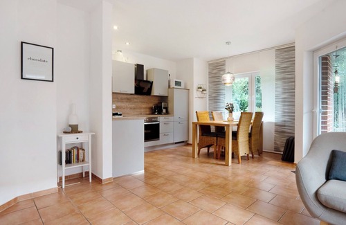 Geeste House | Holiday Home Nordlicht with Terrace, Garden and Wi-Fi