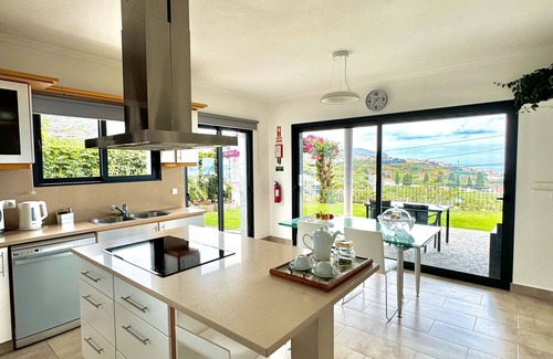 Canhas House | Holiday Home 'Piquinho' with Sea View, Private Terrace and Wi-Fi