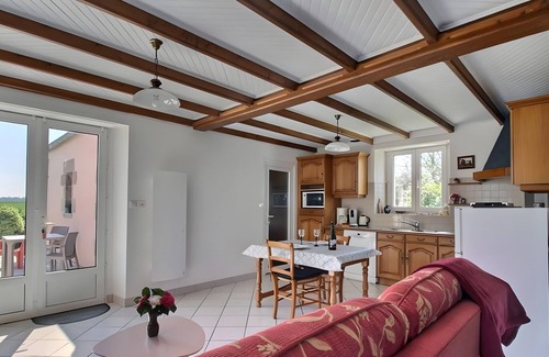 Mahalon House | Holiday Home 'Plain-pied' with Private Terrace, Shared Garden and Wi-Fi