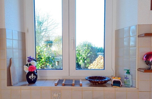 Mahalon House | Holiday Home 'Plain-pied' with Private Terrace, Shared Garden and Wi-Fi