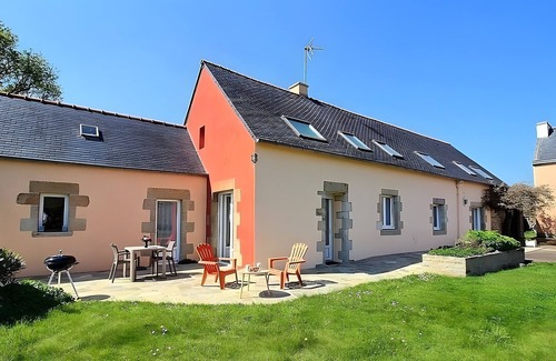 Mahalon House | Holiday Home 'Plain-pied' with Private Terrace, Shared Garden and Wi-Fi