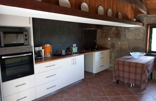 Beijos House | Holiday Home 'Casa De Andrães - Glicíneas' with Mountain View, Wi-Fi and Air Conditioning