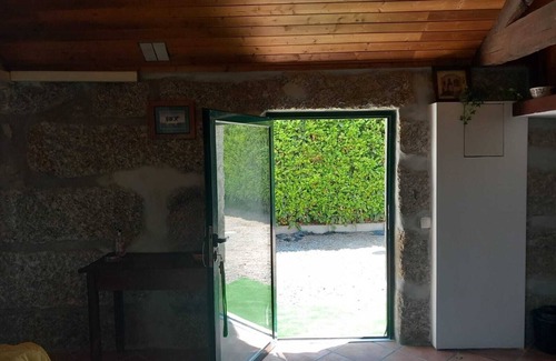 Beijos House | Holiday Home 'Casa De Andrães - Glicíneas' with Mountain View, Wi-Fi and Air Conditioning