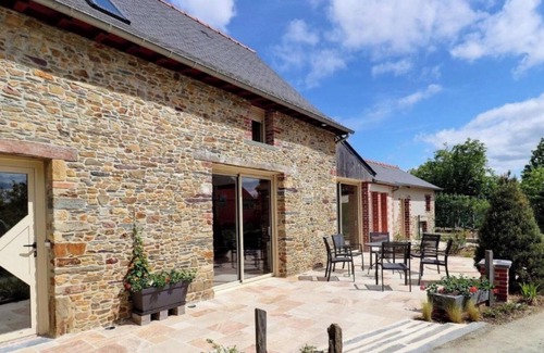 Amanlis House | Holiday Home 'Studio' with Private Terrace and Wi-Fi