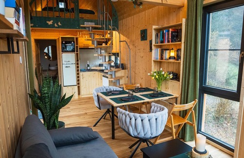 Finsternthal House | Holiday Home 'Tinyhouse B' with Mountain View, Private Terrace and Wi-Fi