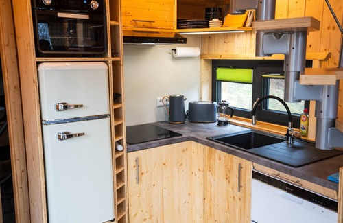 Finsternthal House | Holiday Home 'Tinyhouse B' with Mountain View, Private Terrace and Wi-Fi