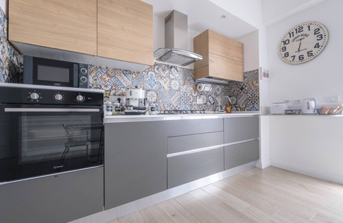 Torre di Faro House | Holiday Home 'Tra Mare e Lago' with Private Terrace, Wi-Fi and A/C