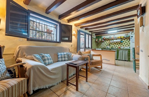 El Lloar House | Holiday Home 'Tranquil' with Mountain View, Wi-Fi and Air Conditioning