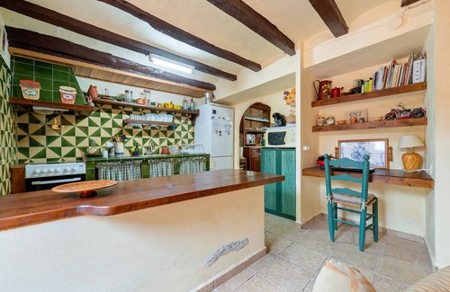El Lloar House | Holiday Home 'Tranquil' with Mountain View, Wi-Fi and Air Conditioning