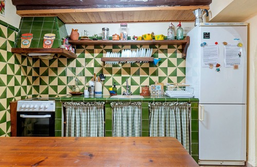 El Lloar House | Holiday Home 'Tranquil' with Mountain View, Wi-Fi and Air Conditioning