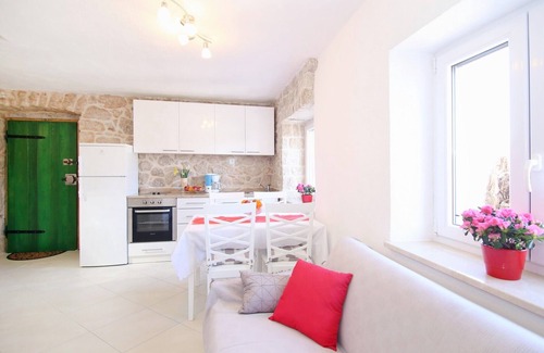 Sestanovac House | Holiday home Vicko, (15622), Žeževica, Croatia