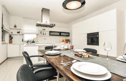 Suhovare House | Holiday Home Villa Dalmacija by Interhome