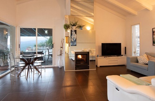 Pontedassio House | Holiday Home 'Villa Panorama da Luca' with Sea View, Pool & Wi-Fi