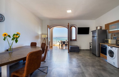 Sant'Isidoro House | Holiday Home 'Villa Gaudì - Güell' with Sea View, Wi-Fi and Air Conditioning