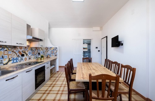 Sant'Isidoro House | Holiday Home 'Villa Gaudì - Sagrada' with Sea View, Wi-Fi and Air Conditioning